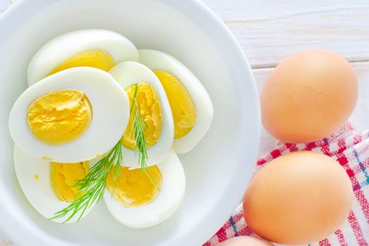 زرده تخم‌مرغ برای تسکین گلودرد مفید است؟