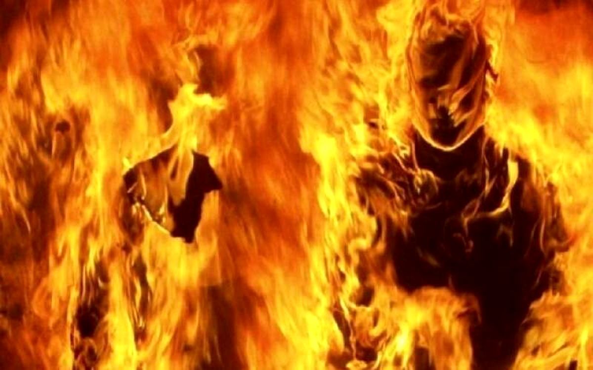 تصویری شوکه کننده و ترسناک از مردشگفت انگیزی که بدنش خود به خود آتش می گیرید/ عکس

