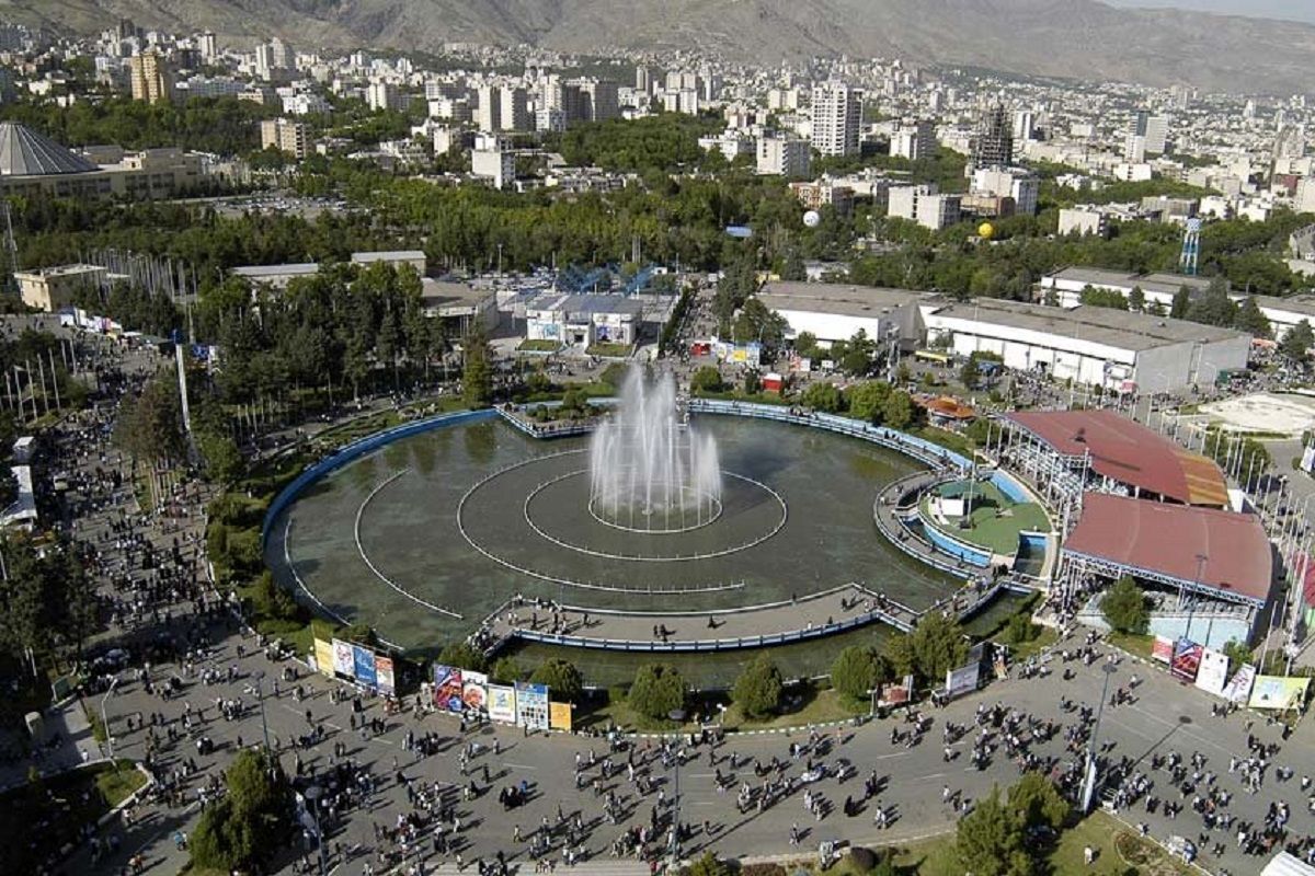 پوشش عجیب یک زن در نمایشگاه بین‌المللی تهران خبرساز شد + عکس