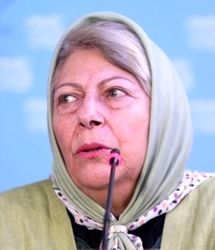 تیپ رنگارنگِ ثریا قاسمی در ۸۲ سالگی در کنار پسرش