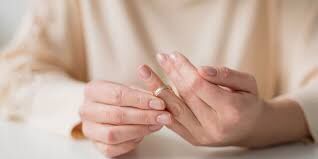 چگونه می‌توانیم حق طلاق زن را باطل کنیم؟