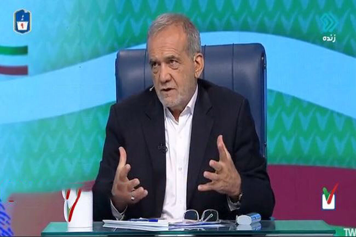  فیلمی شوکه کننده از حرکت عجیب مشاور فرهنگی پزشکیان در برنامه زنده/ پرت کردن میکروفن این مشاور به سمت پزشکیان
