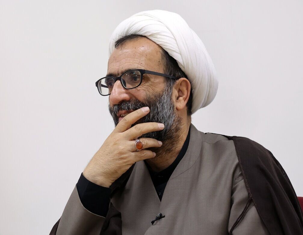 عضو هیات رئیسه: بعضی از نمایندگان کمتر از ۱۰۰ روز در مجلس حضور داشته‌اند / اگر نماینده‌ای به طور متوالی بیش از ۱۰۰ ساعت غیبت داشته باشد به طور خودکار، مستعفی شناخته می‌شود

