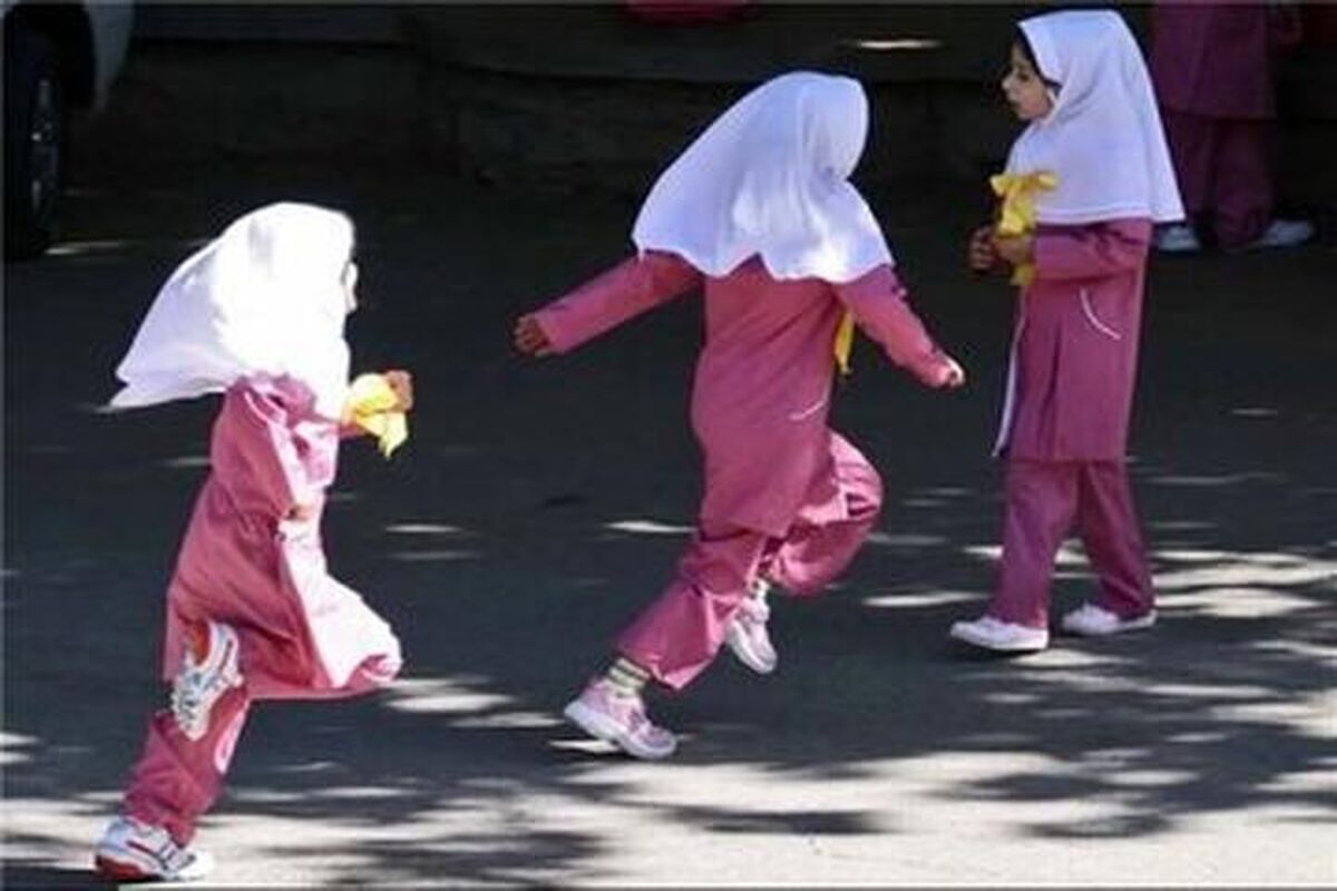 کتک خوردن دانش آموز از ناظم مدرسه بخاطر افتادن مقنعه اش/دختر بچه دچار حملات عصبی شده