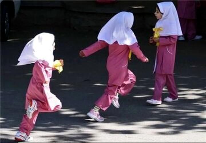 کتک خوردن دانش آموز از ناظم مدرسه بخاطر افتادن مقنعه اش/دختر بچه دچار حملات عصبی شده