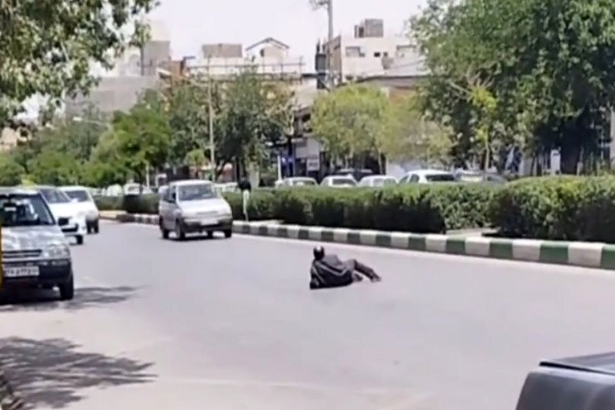 اتفاق عجیب در مشهد/ لَم دادن مرد مشهدی وسط خیابان! + عکس