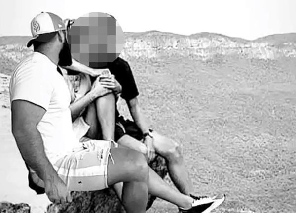 شغل این مرد لو دادن زنان خائن است