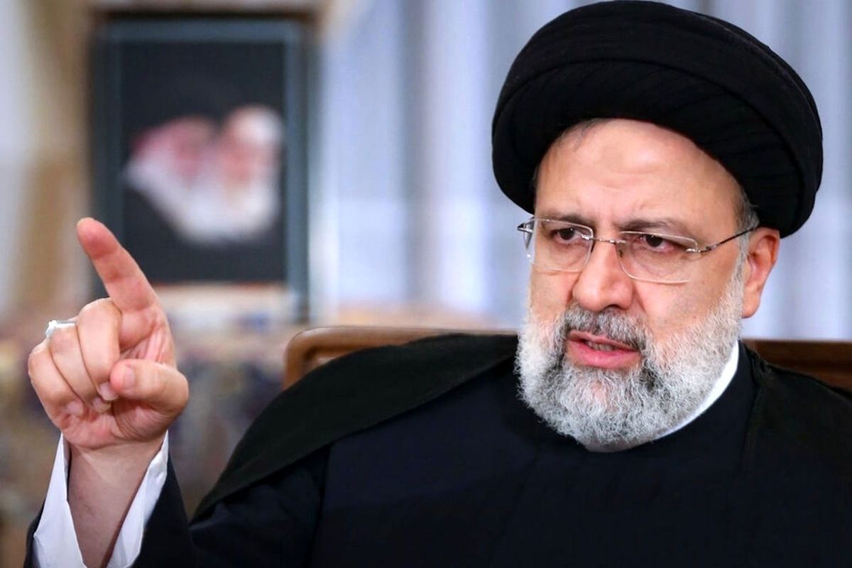 عکسی از کوچکترین نوه نوزاد شهید رئیسی در آغوش رهبر معظم انقلاب/ تصویر