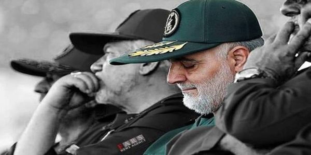 تصاویری کمتر دیده شده از  جارو زدن مسجد توسط  شهید سردار سلیمانی

