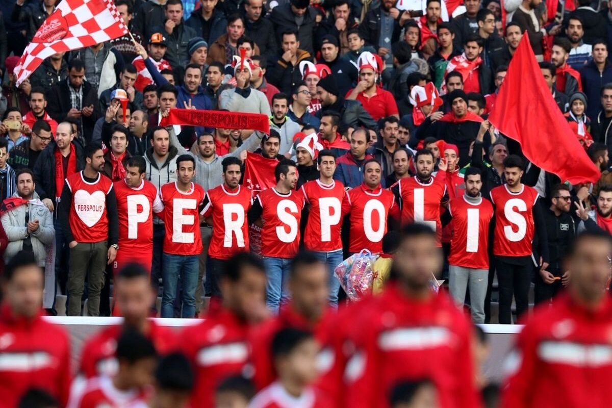 یکی از هواداران پرسپولیس از طبقه دوم سقوط کرد! +عکس