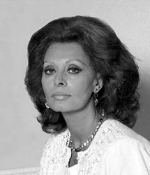 «سوفیا لورن» با سگش در فرودگاه لندن، سال ۱۳۳۳