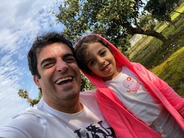 آقای کارگردان پر‌حاشیه دچار سانحه شد +عکس