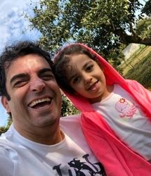 عکس صمیمی منوچهر هادی با مادر و دخترش صوفیا