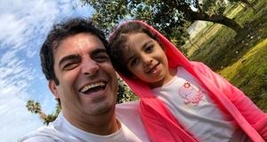 بوسه پر احساسِ منوچهر هادی بر گونه سوفیا/ عکس