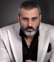چشمان ورم کرده علیرام نورایی/ عکس