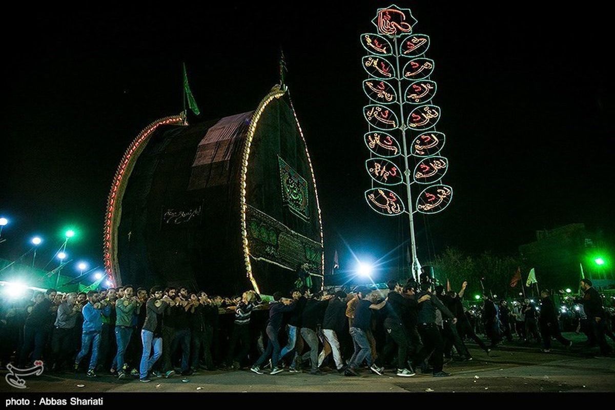 اتفاق عجیب و شوکه کننده/ نخل عزاداری ۳۰۰ ساله اردستان در آتش سوخت +عکس
