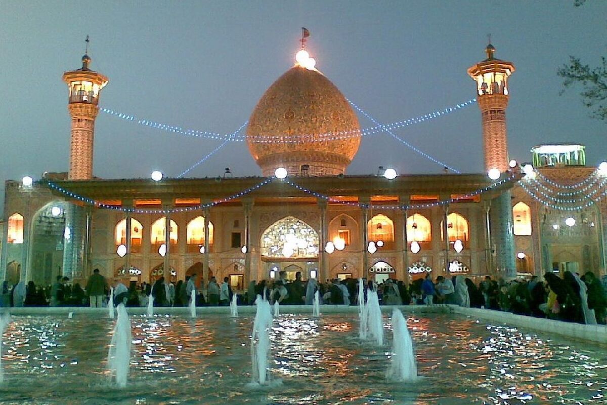 تصویری از نماز صبح زائران حرم شاهچراغ پس از حمله تروریستی