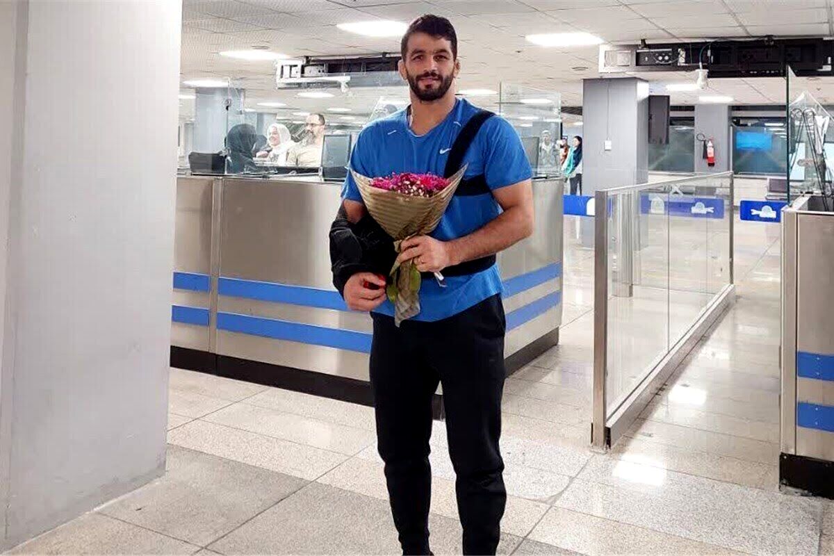 تیپ و استایل ویژه حسن یزدانی در مراسم عروسی رحمان عموزاد