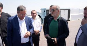 قدم زدن پزشکیان با عینک ری‌بن روی دریاچه ارومیه+عکس