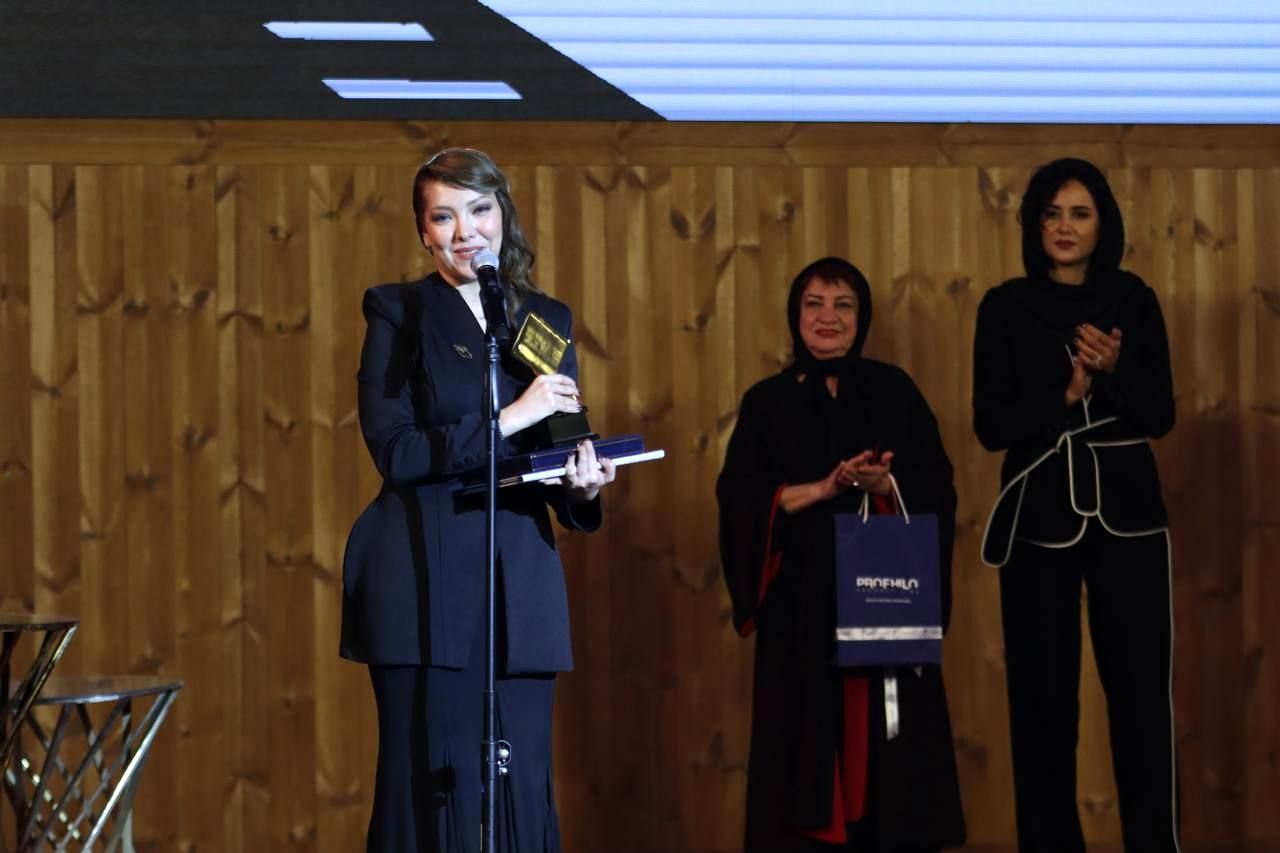 چهره و استایل اروپایی صدف اسپهبدی موقع دریافت جایزه/ تصاویر