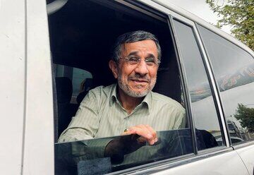 محمود احمدی نژاد در صف ورود به وزارت کشور/ تجمع هواداران در جلوی وزارت کشور 