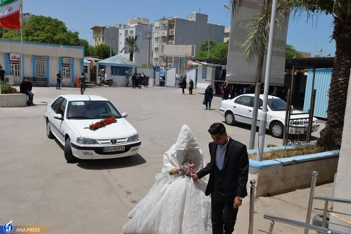 حضور جنجالی دانشجوی آموزش و پرورش در جلسه امتحان با لباس عروس +  عکس