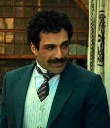 حمید صفت با قیافه متفاوت در پشت صحنه بامداد خمار