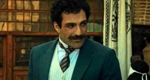 حمید صفت با قیافه متفاوت در پشت صحنه بامداد خمار