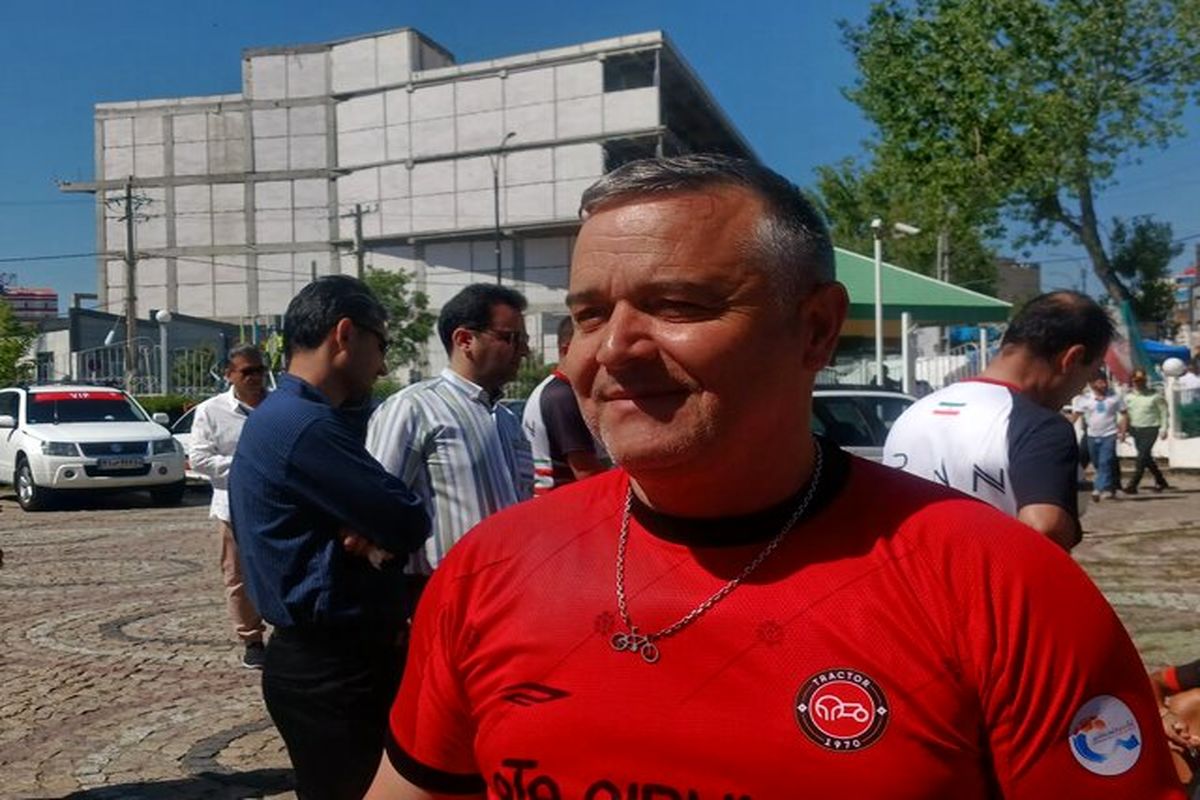 پیراهن تراکتور بر تن سرمربی تیم دوچرخه سواری ترکیه