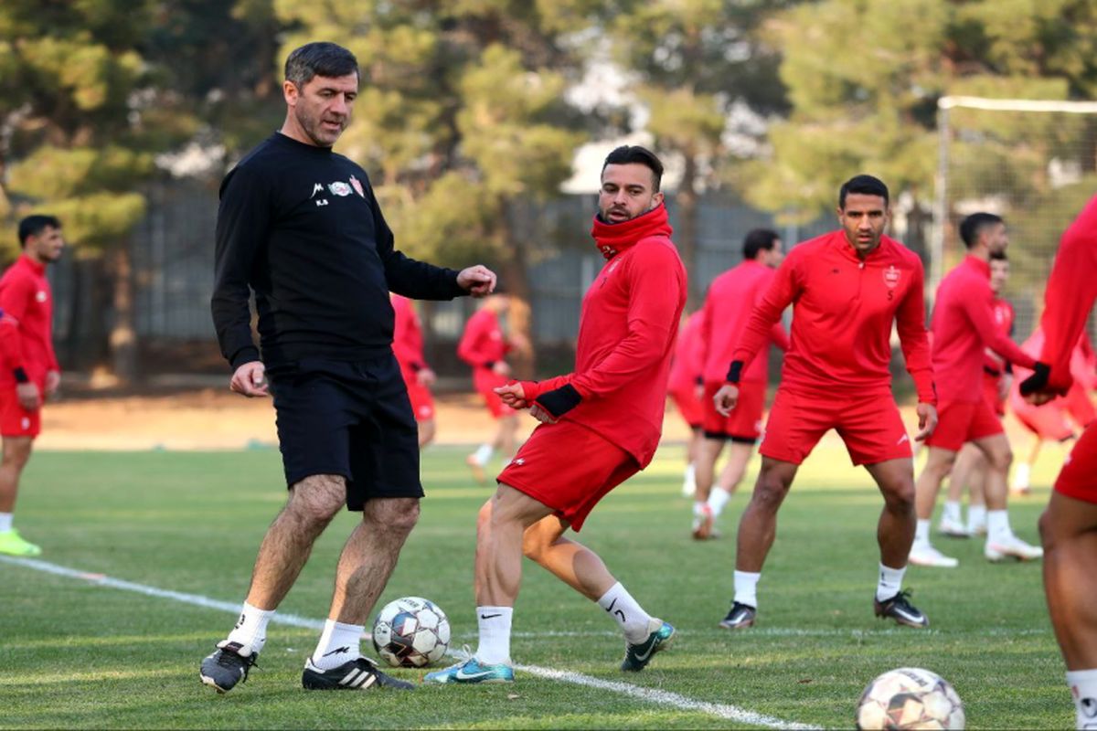 کریم باقری لیست نقل و انتقالاتی پرسپولیس را می دهد

