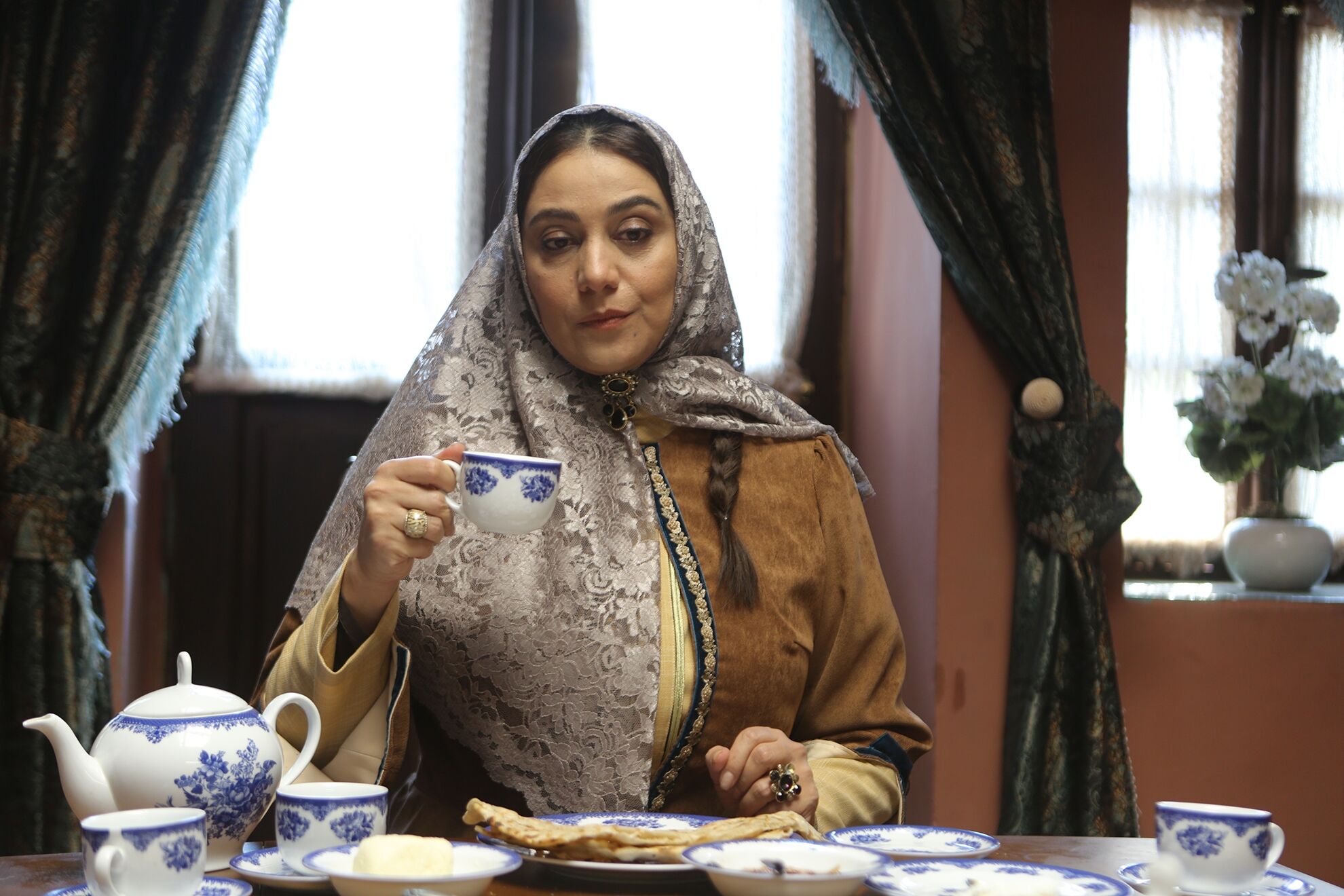 شبنم مقدمی خودش را بغل کرد/ عکس