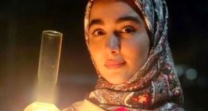  ژست هنری مژده لواسانی در حافظیه شیراز با دسته گل خاص