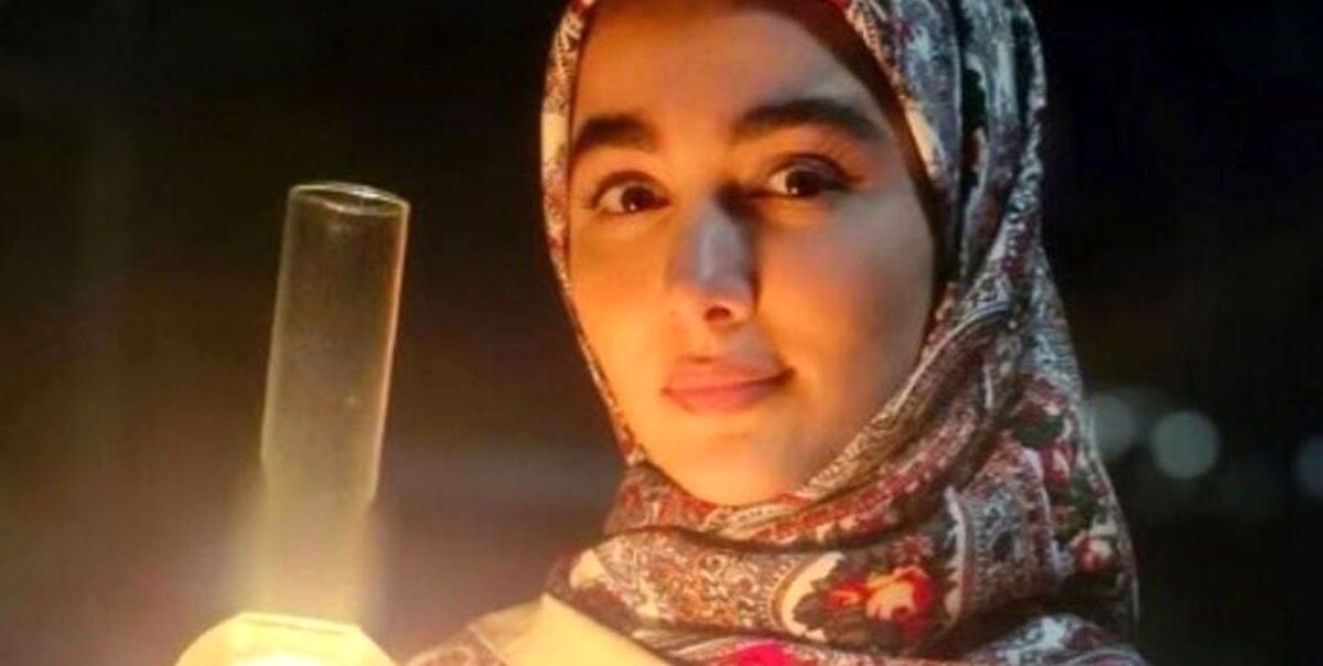  ژست هنری مژده لواسانی در حافظیه شیراز با دسته گل خاص