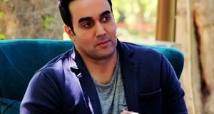 بازیگر خوش استایل ایرانی تماشاگر نبرد رئال مادرید و بارسلونا/ عکس