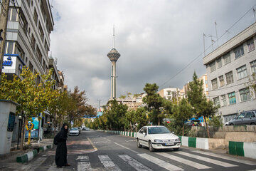 ماشینی با 110 کیلو روکش طلا در خیابانهای بالاشهر تهران/ تصویر
