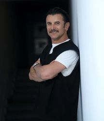 امین حیایی در آغوش بازیگر مطرح گریه کرد