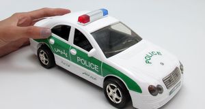 رقص یک دختر روی ماشین نیروی انتظامی جنجالی شد/ببینید