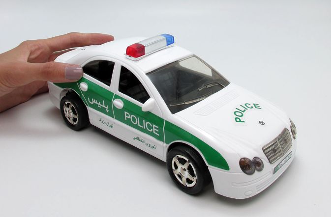 رقص یک دختر روی ماشین نیروی انتظامی جنجالی شد/ببینید