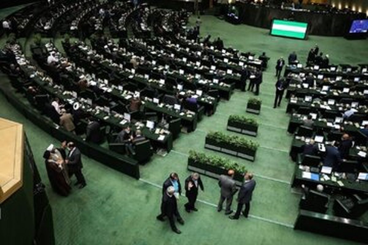  سه تصویر عجیب از مجلس/ عکسِ بدون جوراب آقای نماینده وسط مجلس