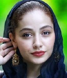  ژست هنری بازیگر خاتون با مدل روسری خاص و بامزه