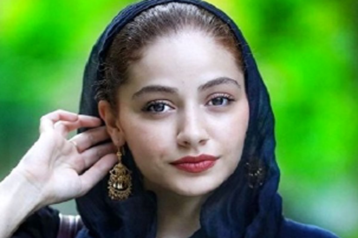 ژست هنری بازیگر خاتون با مدل روسری خاص و بامزه
