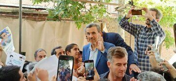 اولین عکس پربازدید و خیره کننده از محمود احمدی نژاد در راه وزارت کشور

