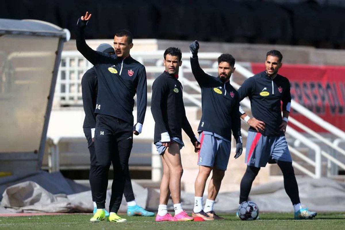 تمرین گرم سرخ‌ها در هوای سرد تهران