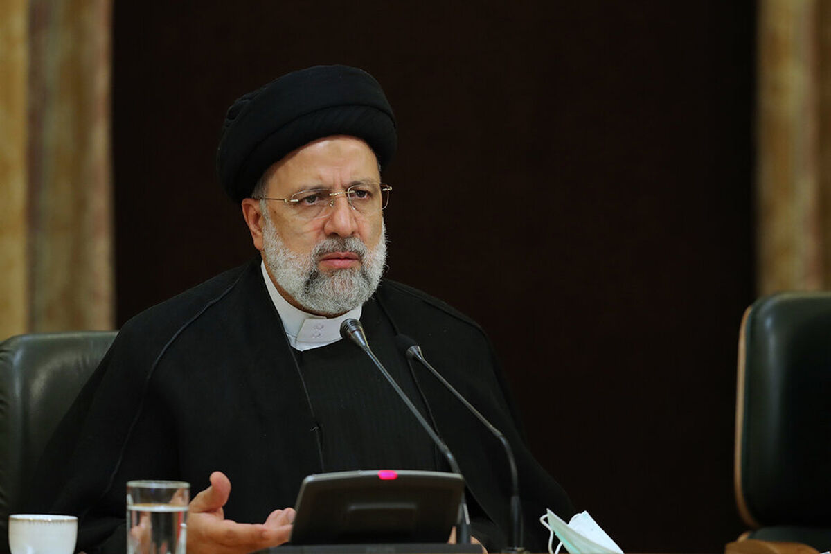 تقلید رئیسی از امام جمع تبریز برای جمع آوری نرده میان مردم و مسئولان + عکس