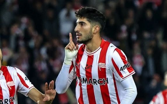 یک مهاجم دو رگه داوطلب شاگردی امیر قلعه‌نویی شد