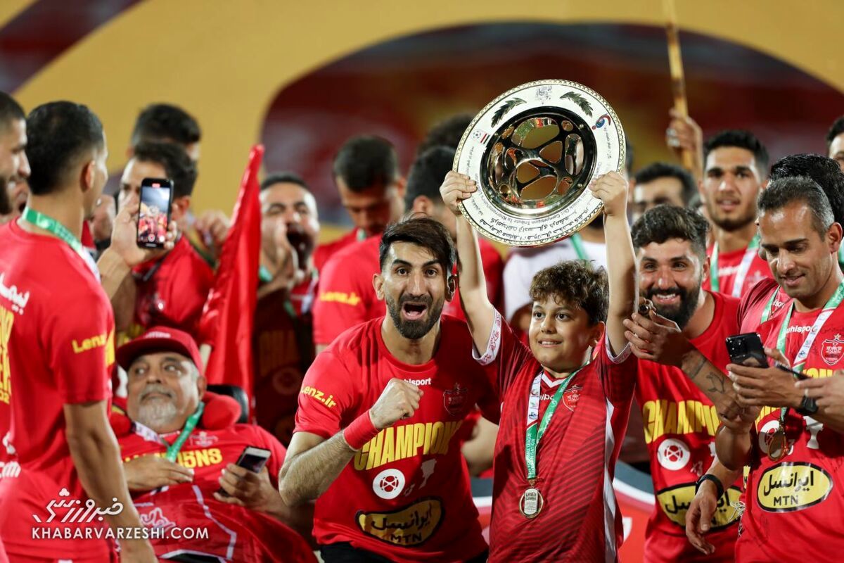  رقص جنجالی بازیکنان پرسپولیس در اتوبوس بعد از قهرمانی + فیلم