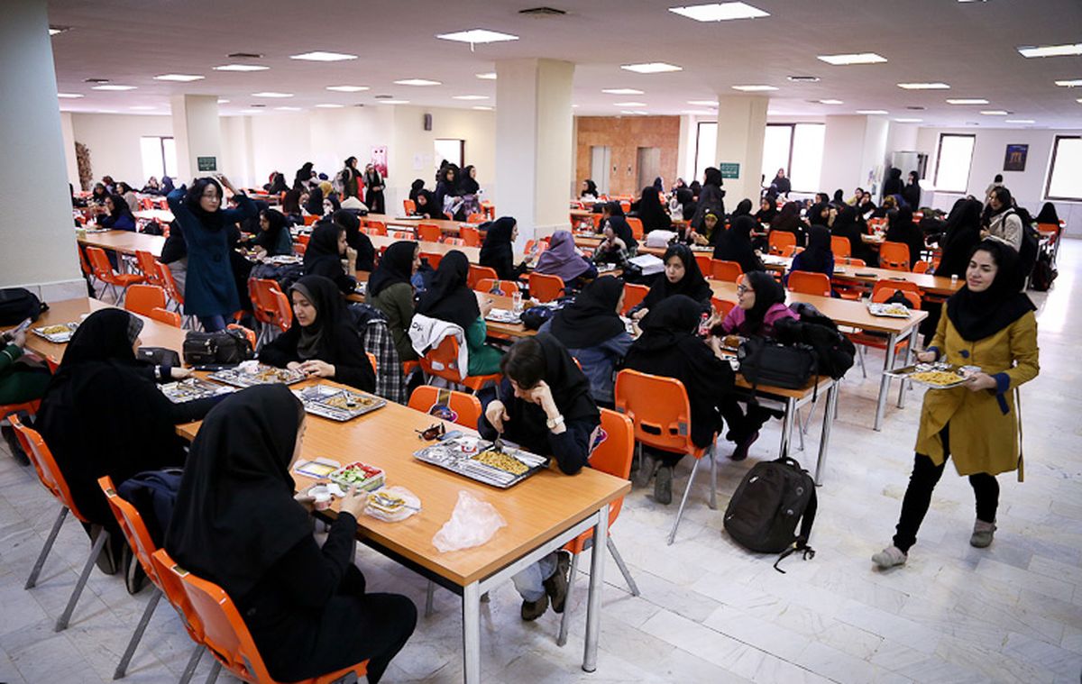 ​چالش نجف‌زاده با رئیس دانشگاه آزاد؛ چرا دختر و پسر را در سلف جدا می‌کنید؟