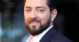 مکالمه بامزه ایرج طهماسب با پسر بهرام رادان/ ببینید