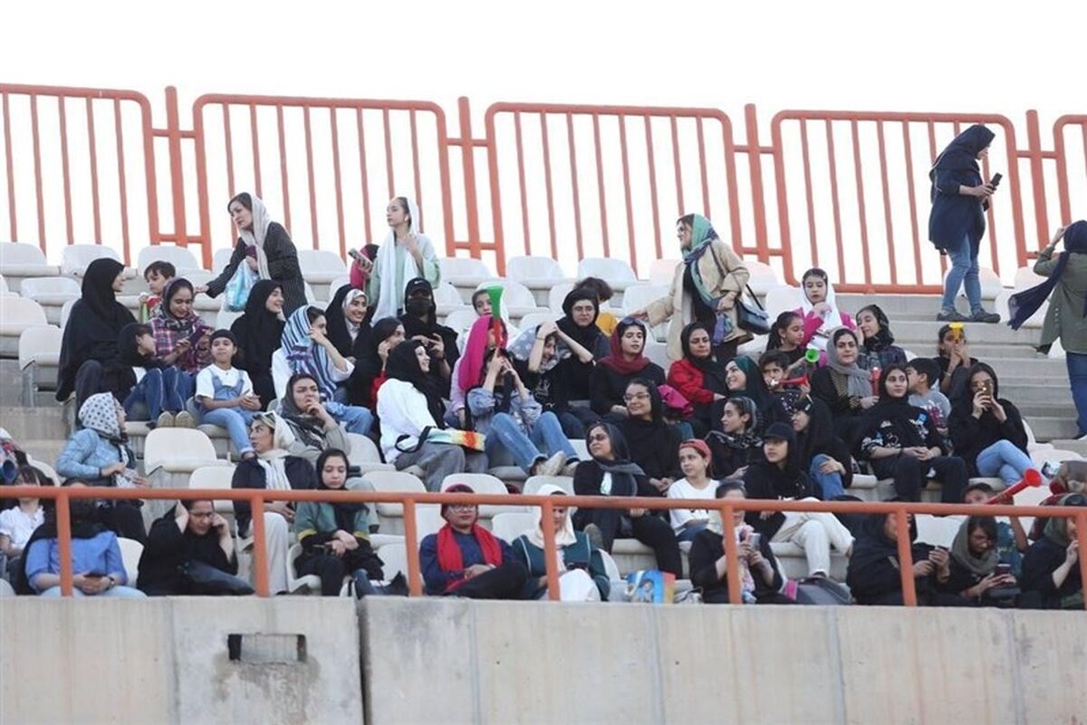 شکست خانگی شمس آذر در حضور بانوان 
