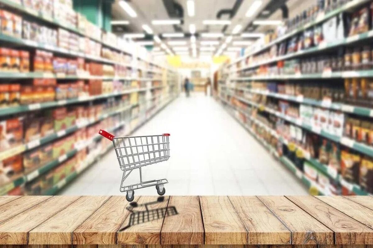 لحظه عجیب حمله ناگهانی مشتری عصبانی به فروشنده سوپرمارکت